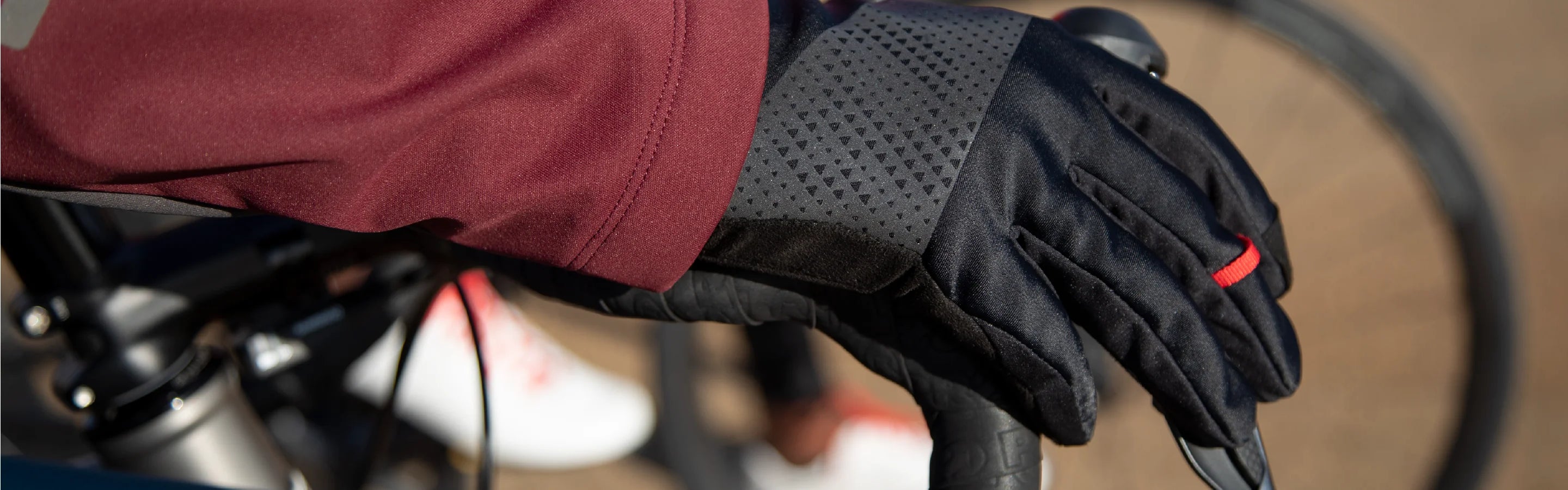 close-up image of Pearl iZUMi Winter Cycling Glove